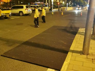 某公园人行道防滑钢板铺设案例